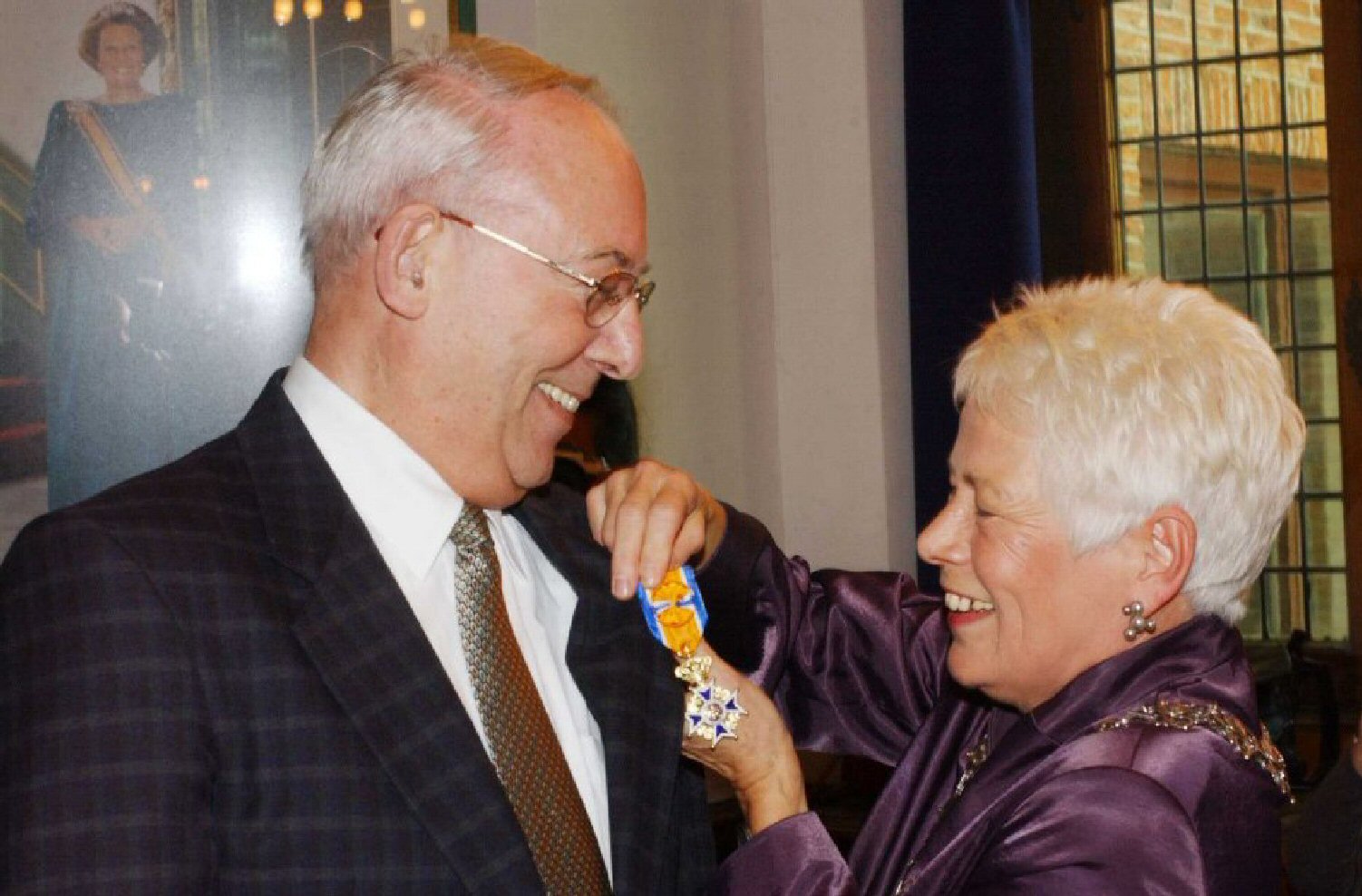 The mayor of Alkmaar presents the royal award